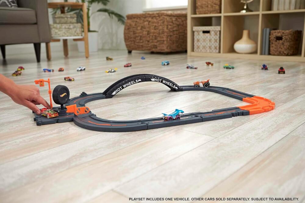 Hot Wheels City Track Pack, 10 Piece Set Includes Track Base & Various Track Pieces to Build a Cityscape, with 1 Hot Wheels Car, Connects to Other Sets, Gift for Kids 4 Years & Up, HDN95 - Image 2